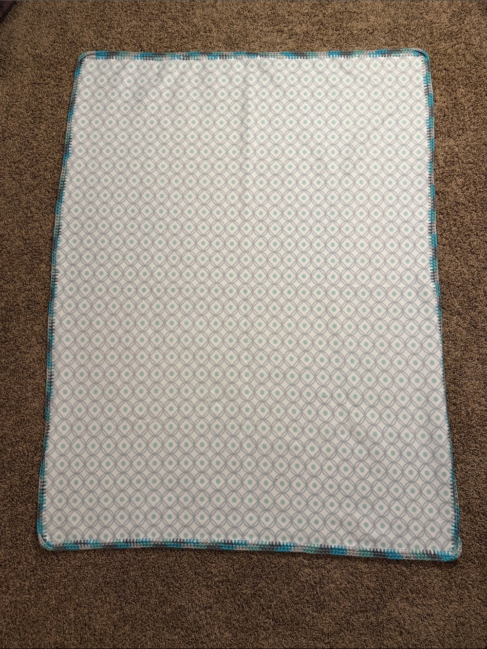 Source Unknown White and Teal Diamond Pattern Throw Blanket